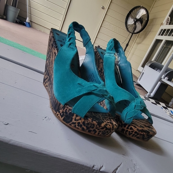 Wedge Heel - Picture 1 of 6